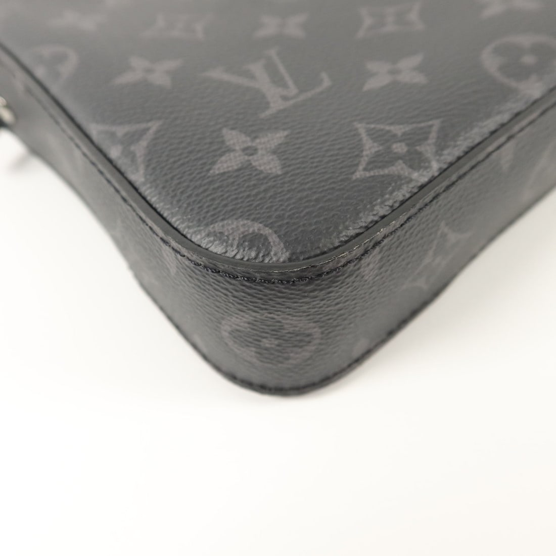 Louis Vuitton Trio Messenger - 19