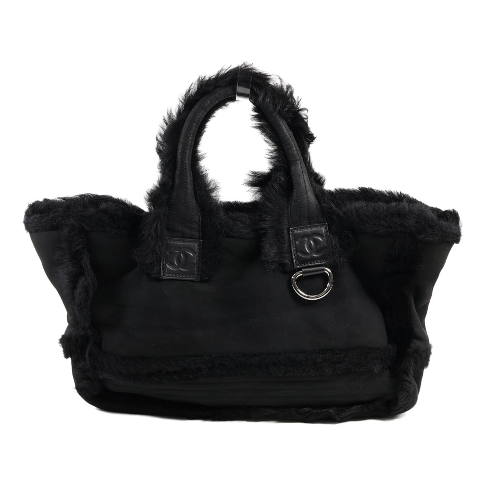 Chanel Tote Lambskin Fur Black: Black lambskin and fur Chanel tote bag with hologram sticker. Approx. 40 x 24 x 13 cm; handle 40 cm. Product no. #11822373. Authentic and authenticated.