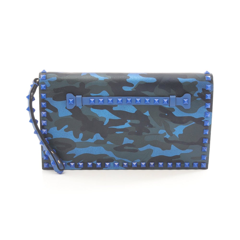 Valentino Rockstud Clutch Camo: Valentino Garavani Rockstud Clutch Bag. Color: Blue Multicolor. Material: Leather. Size: 28 X 16.5 X 3 Cm. Strap: 20 Cm. Handle: 15 Cm.