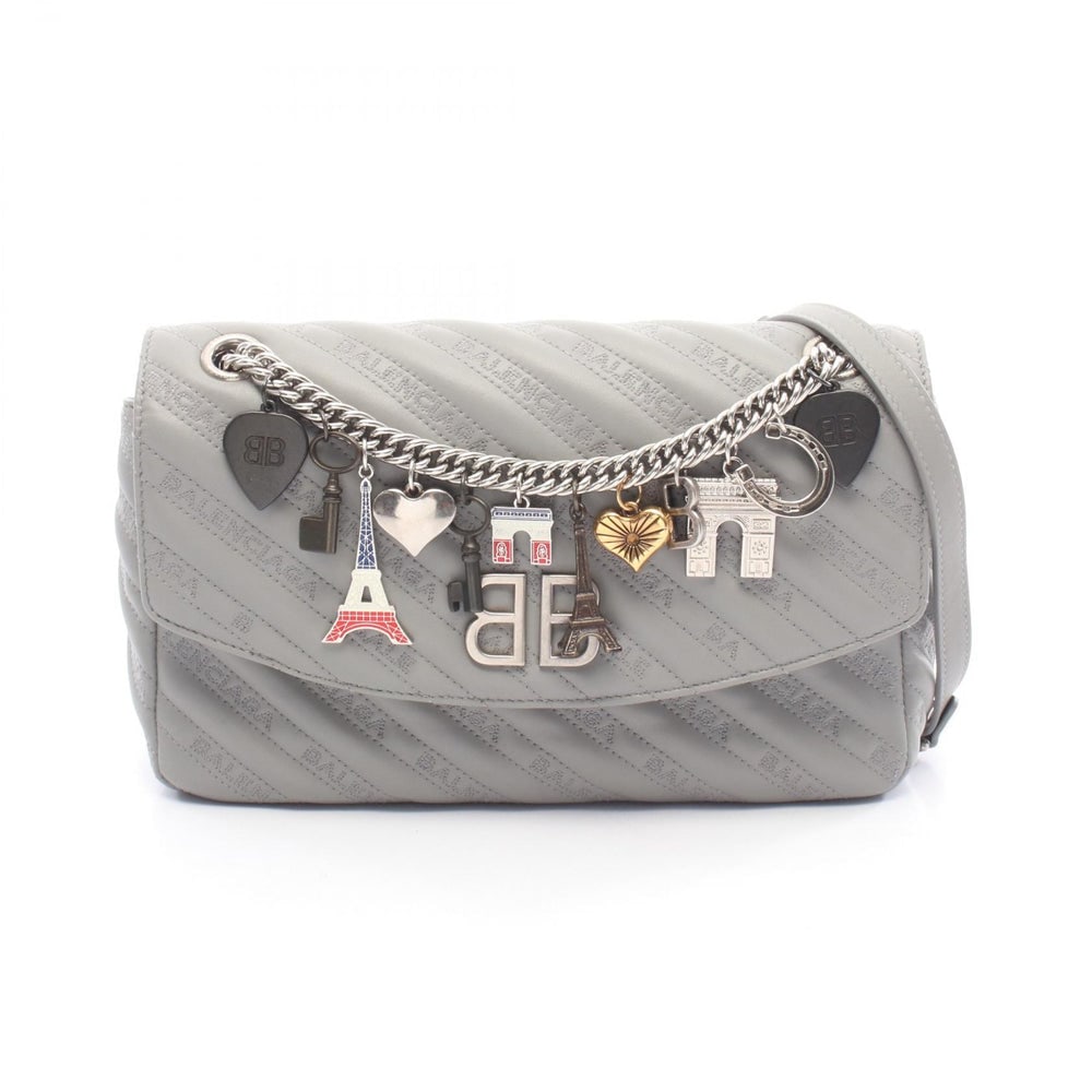 Balenciaga BB Round Chain Gray: Gray leather Balenciaga BB Round chain shoulder bag. Approx. 27 x 18 x 7.5 cm; double strap 67 cm; single strap 113 cm. Model 516921. Authentic and authenticated.