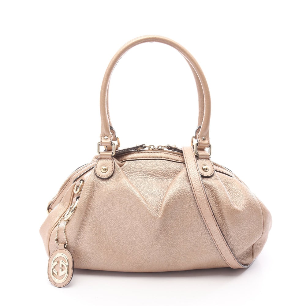 Gucci Sukey Beige Leather 2WAY Bag: Authentic and authenticated Gucci Sukey 2WAY handbag in beige leather. Model 223974. Approx. 27H x 43/34W x 16D cm with 49 cm handle and 90 cm strap. Includes shoulder strap and charm.