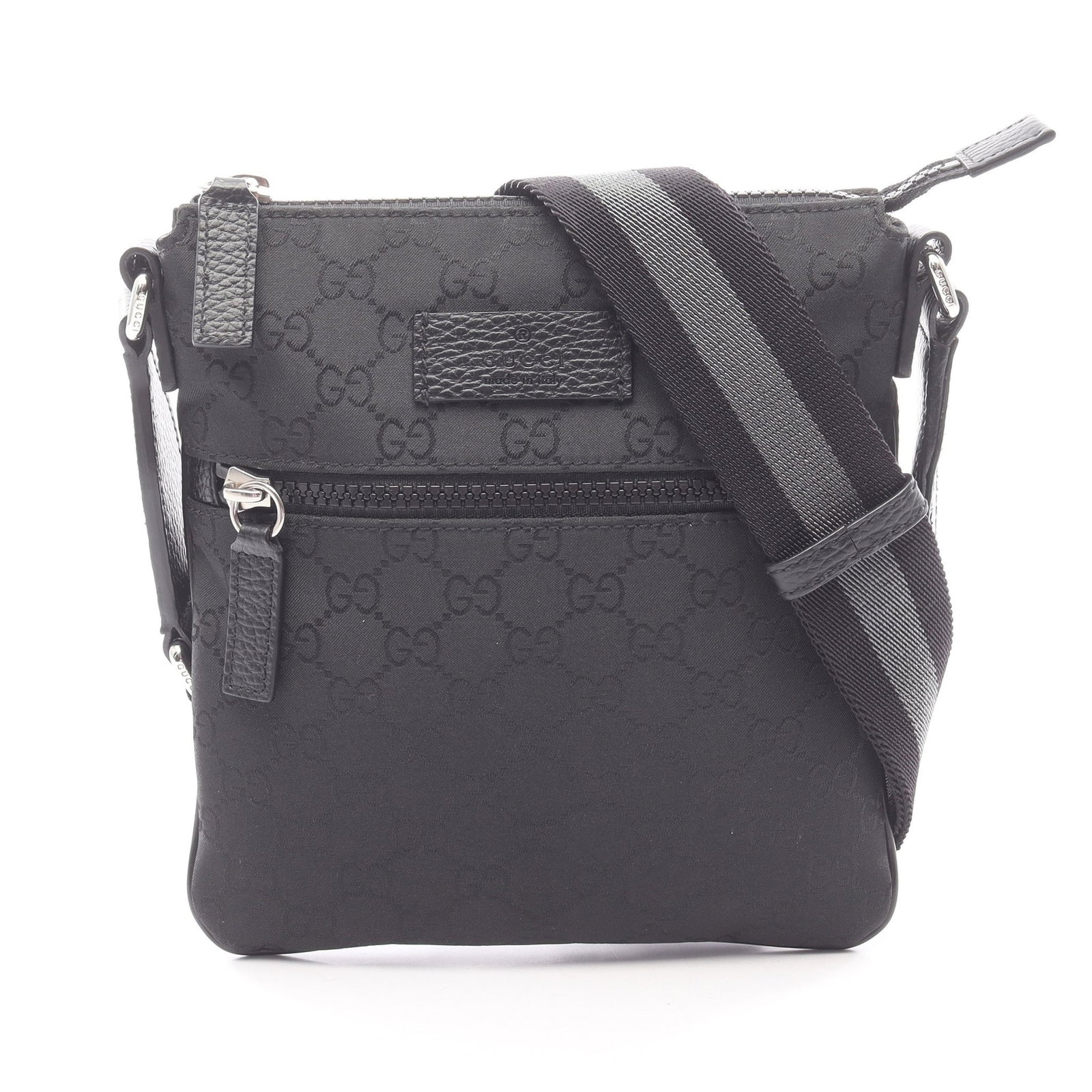 Gucci GG Nylon Shoulder Black: GG pattern shoulder bag in black nylon and leather. Size 19 x 21 x 1 cm.