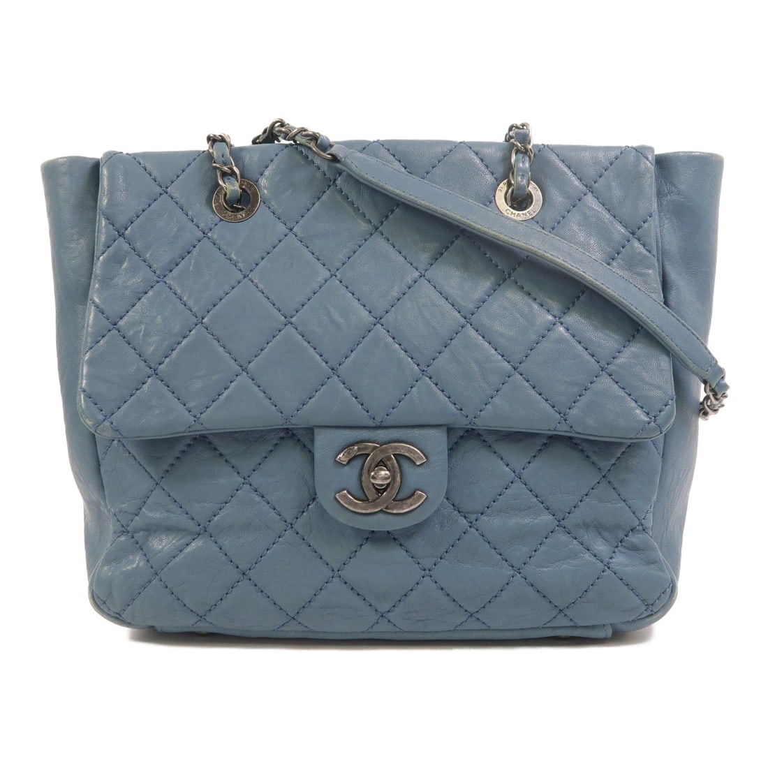 Chanel Chain Tote Blue: Chain shoulder tote bag in blue calfskin with silver hardware. Includes hologram sticker. Size 26 x 22 x 12 cm.