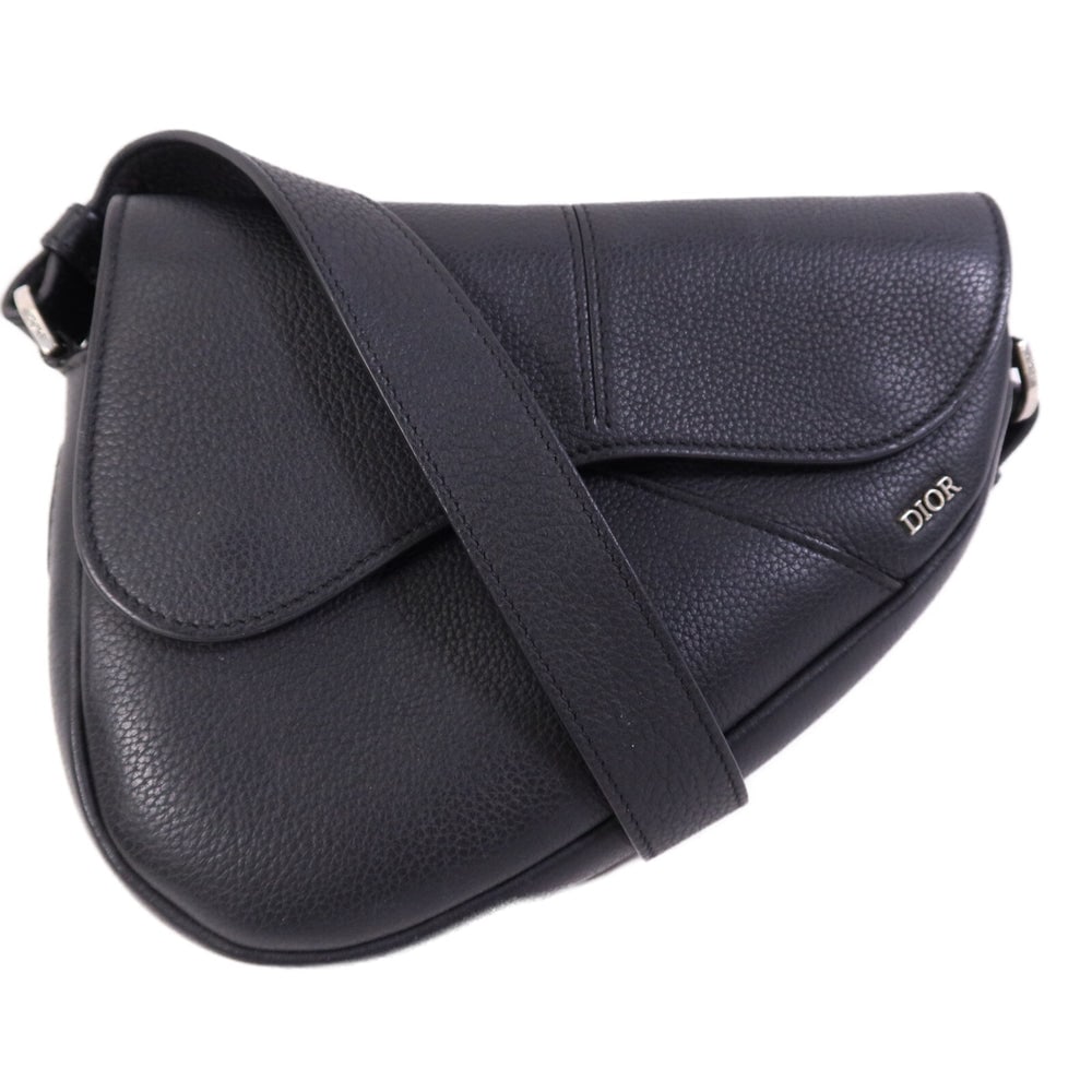 Dior Mini Saddle Bag Black: Black calfskin Dior Mini Saddle shoulder bag. Approx. 19.5 x 14.5 x 4 cm; strap 104-128 cm. Product no. 01.BO.1214. Authentic and authenticated.