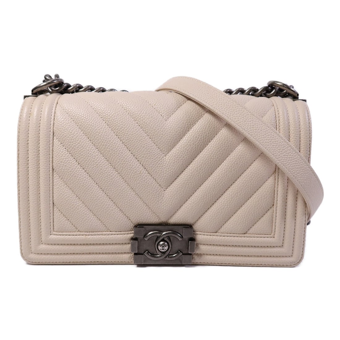 Chanel Boy 25 Beige: Beige calfskin Boy 25 chain shoulder bag.