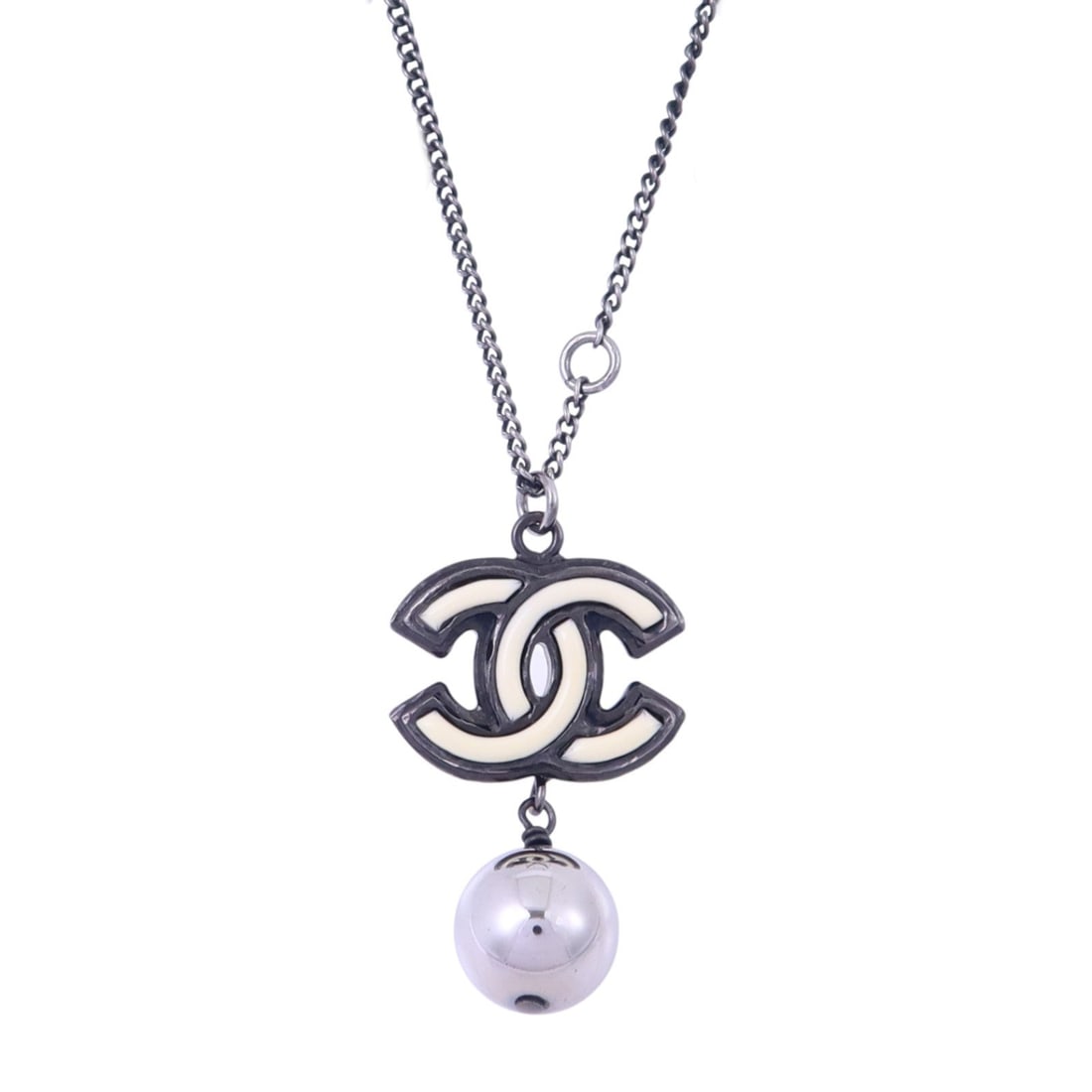 Chanel CC B13/B PVC Silver: CC necklace B13/B in metal and PVC with white black and silver tone.