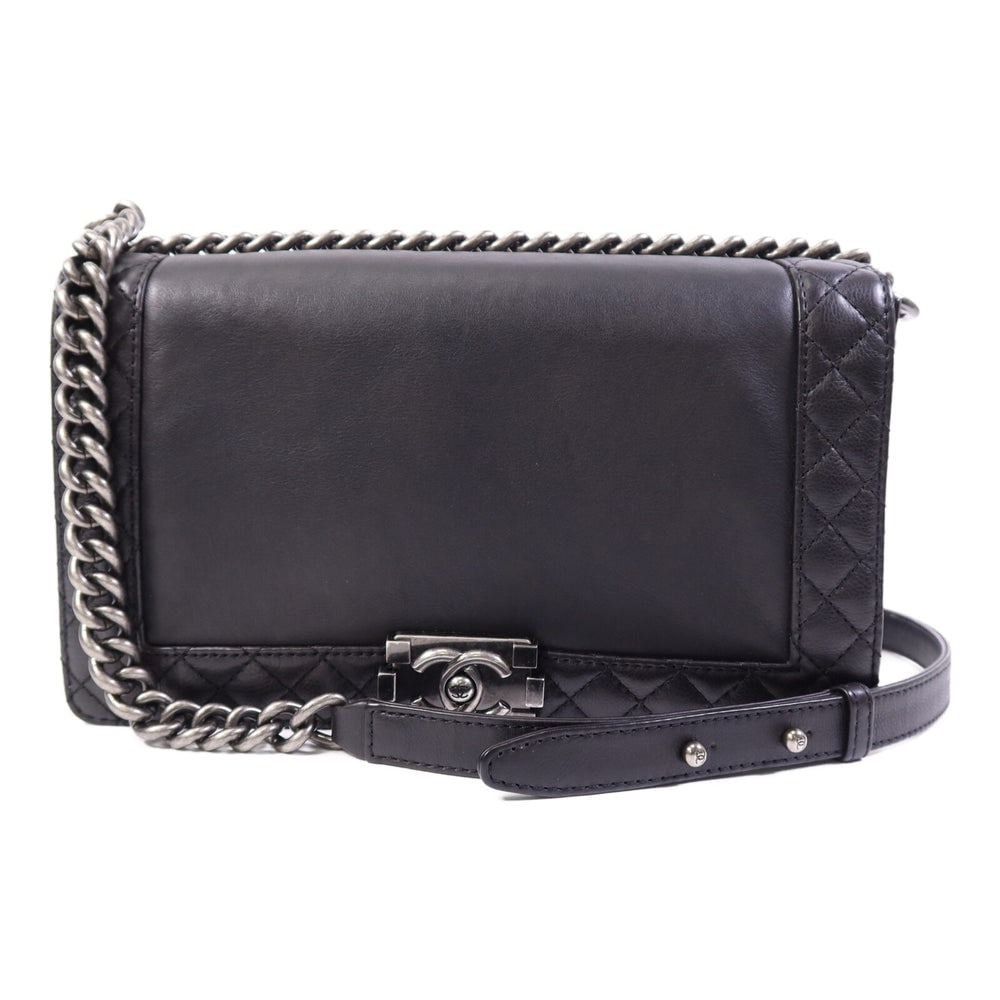 Chanel Boy 28 Chain Black: Black calfskin chain shoulder bag with silver hardware. Includes box hologram and guarantee. 28 x 18 x 4 cm.