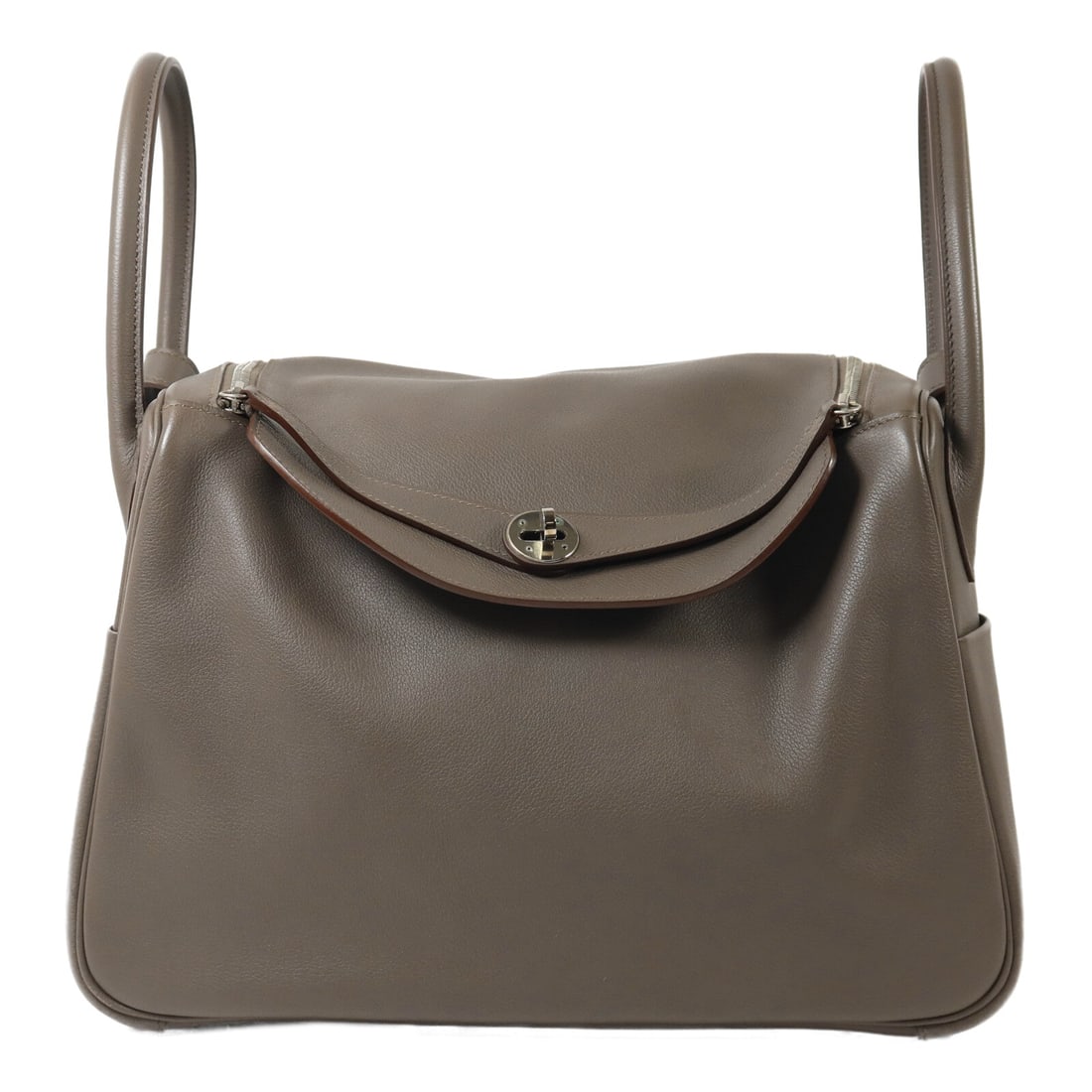 Hermes Lindy 34 Etain: Authentic and authenticated Hermes Lindy 34 2 Way shoulder handbag in Etain Evercolor calfskin. Approx. 34W x 22H x 16D cm with 39 cm handle and 83 cm shoulder. Includes storage bags.
