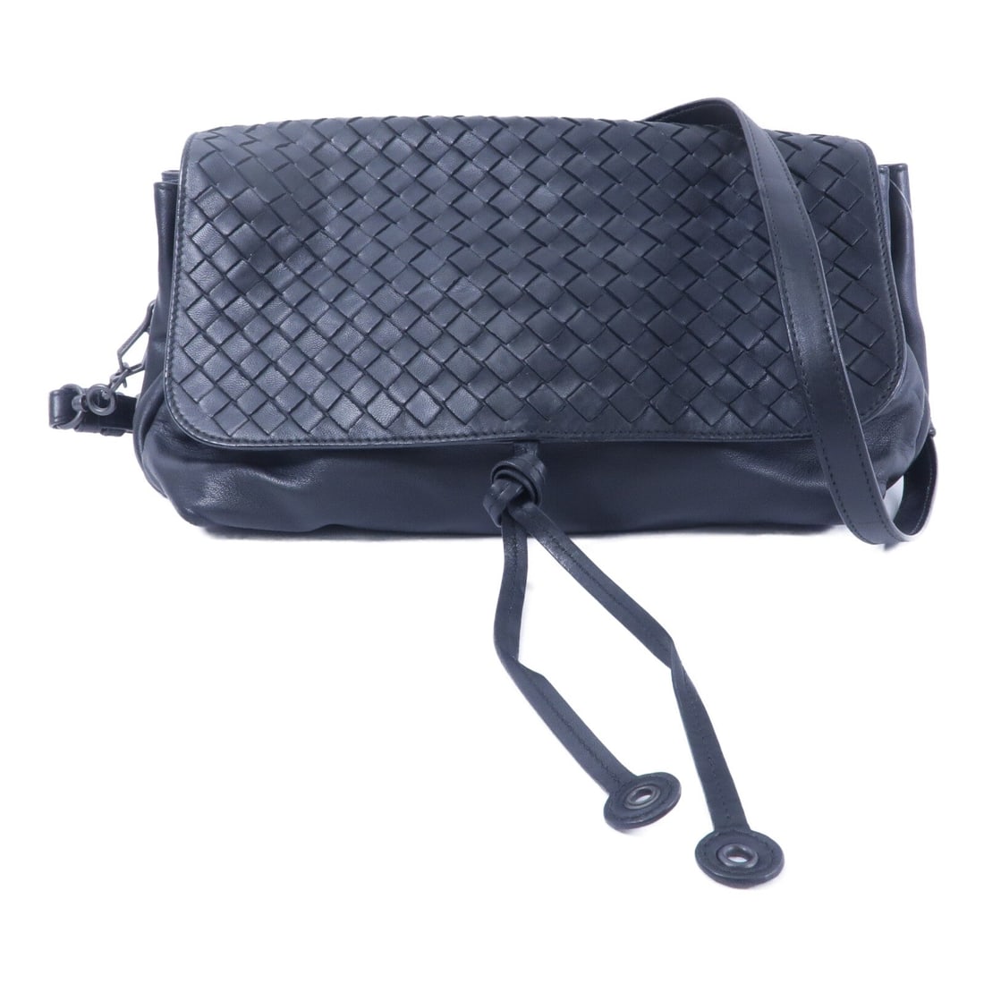 Bottega Lambskin Shoulder Bag Black: Authentic and authenticated Bottega Veneta shoulder bag in black lambskin. Product no. B06152141J. Approx. 28W x 15H x 17D cm with 76-130 cm strap. No accessories listed.