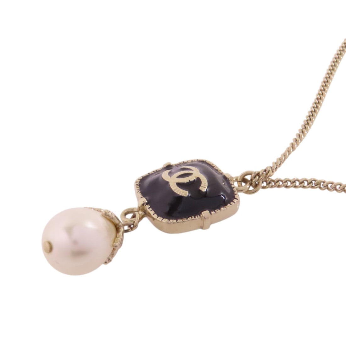 Chanel CC Metal PVC Necklace: CC necklace in metal and PVC.