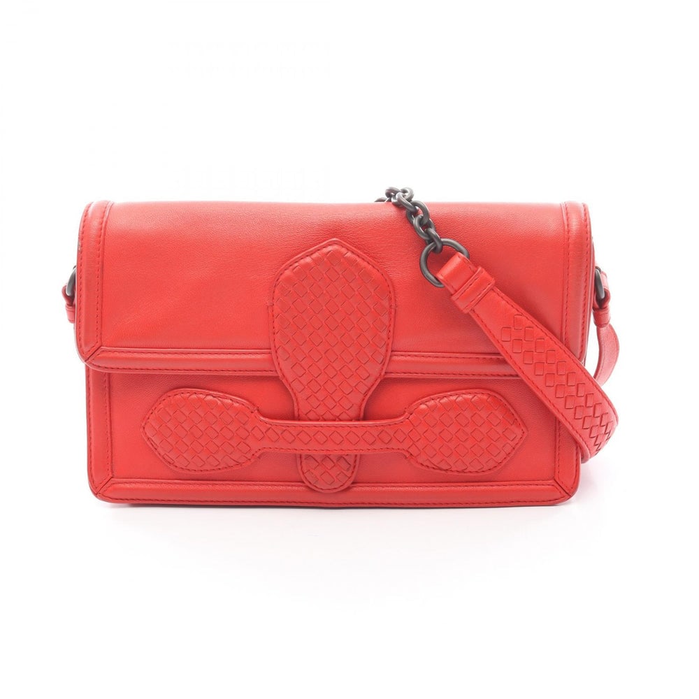 Bottega Rialto Chain Shoulder Red: Authentic and authenticated Bottega Veneta Rialto Intrecciato chain shoulder bag in red leather. Approx. 15H x 24W x 11D cm with 97 cm strap and 41 cm max drop.
