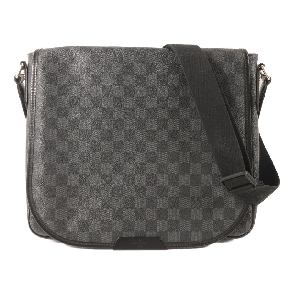 Louis Vuitton Daniel MM Graphite: Damier Graphite Daniel MM shoulder bag N58029 in black coated canvas. Size 34 x 28 x 7.5 cm.