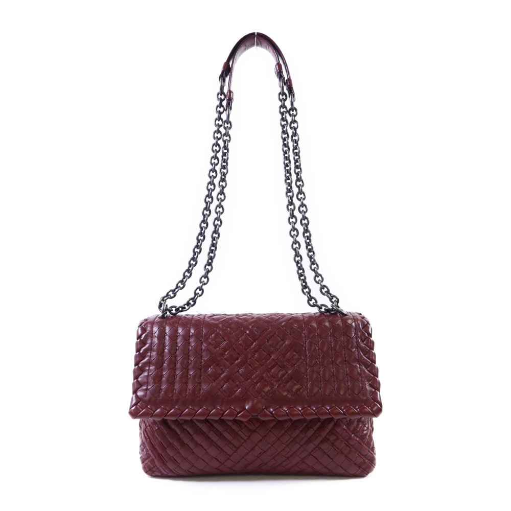 Bottega Veneta Intrecciato Red Bag: Authenticated genuine Bottega Veneta Intrecciato shoulder bag in red calfskin leather. Includes storage bags. Product no. B05904632Y. Approx. W26 x H18 x D8 cm with 98 cm shoulder strap.