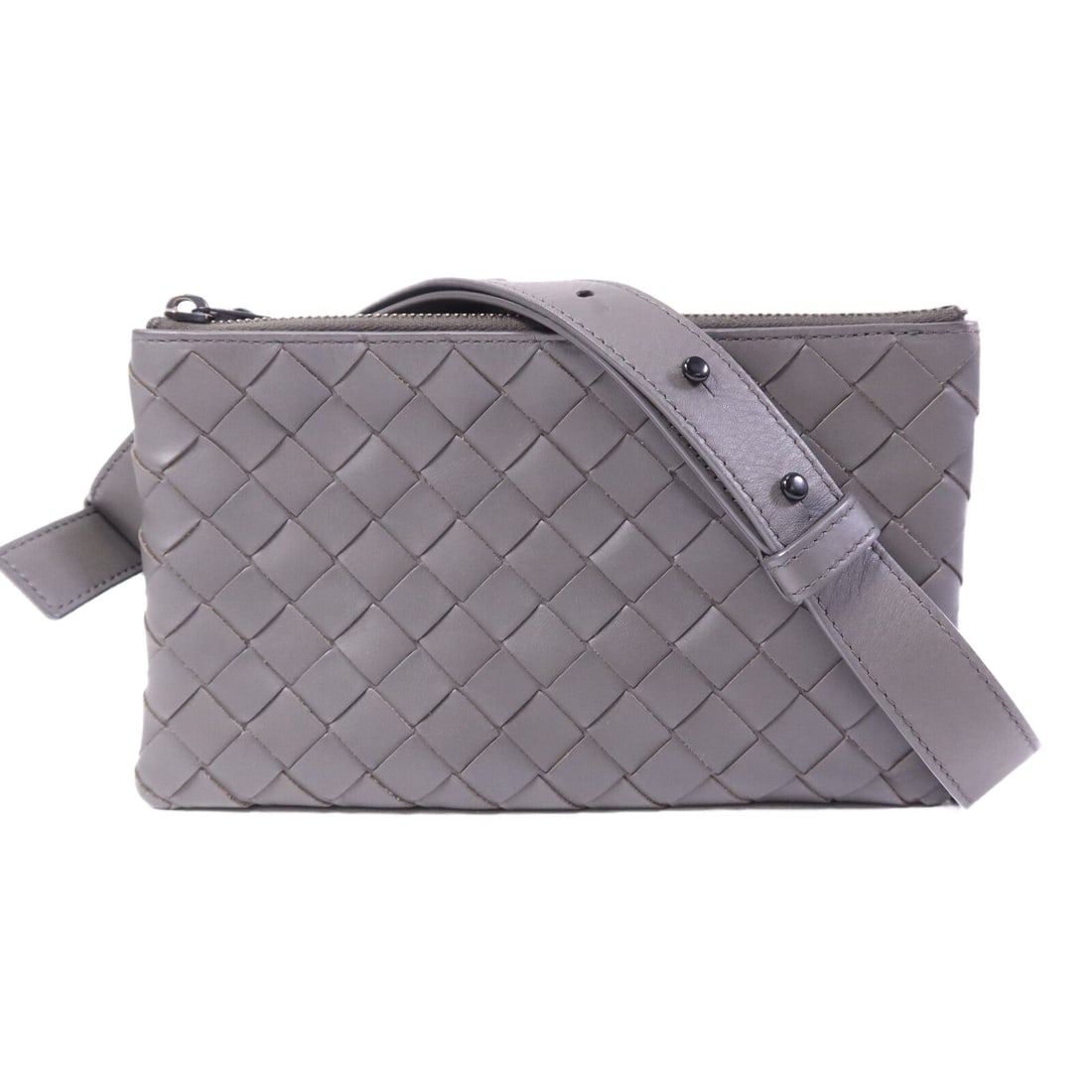 Bottega Shoulder Bag Gray: Shoulder bag in gray calfskin. Size 22 x 13 x 4 cm. Strap 98 to 106 cm.