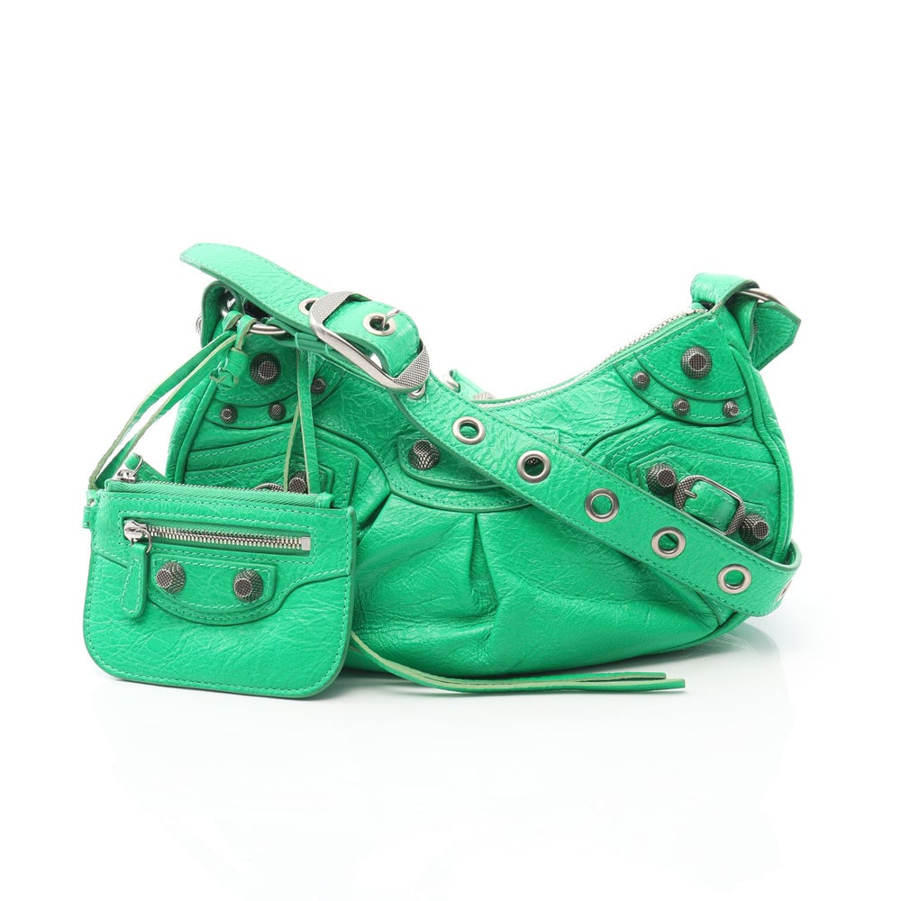 Balenciaga Le Cagole Shoulder Bag: Authentic and authenticated Balenciaga Le Cagole shoulder bag in green leather. Model 671309. Includes pouch and mirror. Approx. 12 x 18/23 x 4 cm with adjustable 31-91 cm strap.