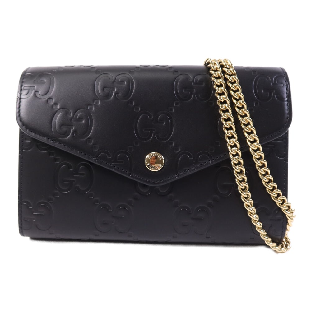 Gucci GG Chain Wallet Black: Authentic and authenticated Gucci GG chain wallet shoulder bag in black calfskin leather. Product 496334. Approx. 19.5 x 13 x 6 cm with 124 cm shoulder strap. No accessories listed.