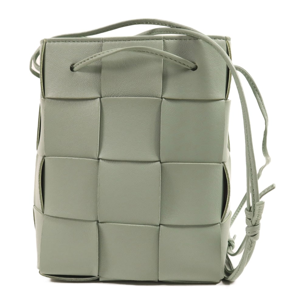 Bottega Cassette Bucket Green: Authentic and authenticated Bottega Veneta Cassette Bucket shoulder bag in light green calfskin leather. Includes storage bags. Approx. 13 x 18 x 13 cm, shoulder adjusts 53-100 cm.