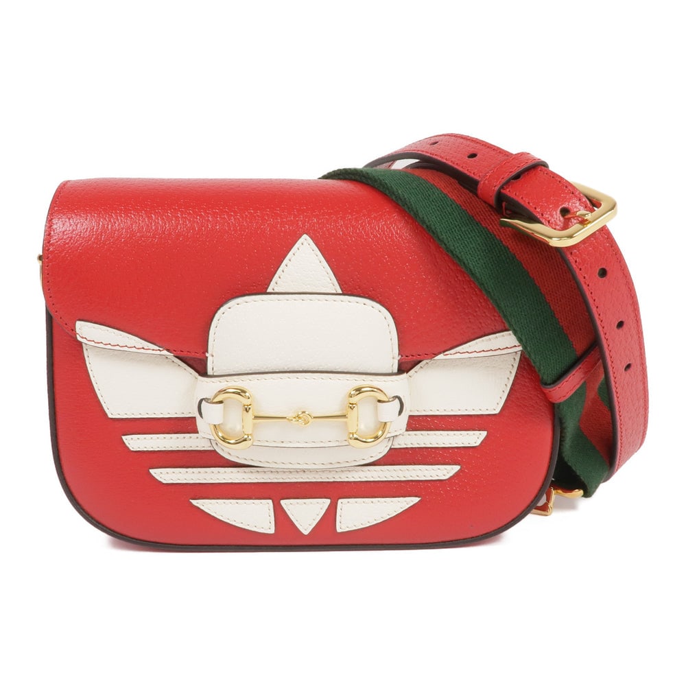 Gucci x Adidas Horsebit 1955: Authentic and authenticated Gucci x Adidas Horsebit 1955 shoulder bag in red white calfskin leather. Product 496075. Includes storage bags and shoulder strap. Approx. 20.5 x 17 x 5 cm.