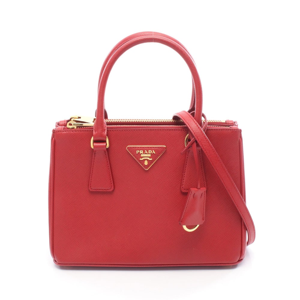 Prada Galleria 2Way Red Bag: Authentic and authenticated Prada Galleria 2WAY handbag in red leather. Model 1BA896. Includes shoulder strap and crochet with key ring. Approx. 16.5 x 22.5/25 x 11.5 cm.