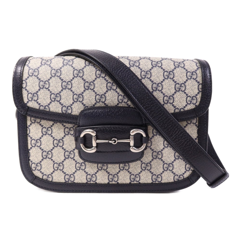 Gucci Horsebit 1955 MM Navy Beige: Navy and beige PVC coated canvas and leather Gucci Horsebit 1955 MM shoulder bag with storage bags. Approx. 26 x 19 x 7 cm; strap 65-73 cm. Product no. 493075. Authentic and authenticated.