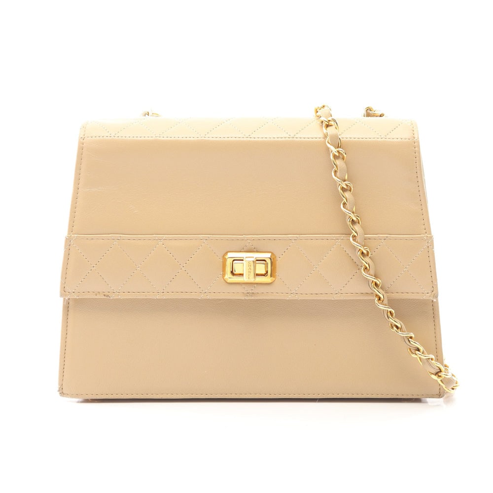 Chanel Vintage Chain Bag Beige: Beige lambskin vintage chain shoulder bag; serial seal and inner pocket included; H17 x W20/23 x D8 cm; strap 108 cm. Authentic and authenticated.