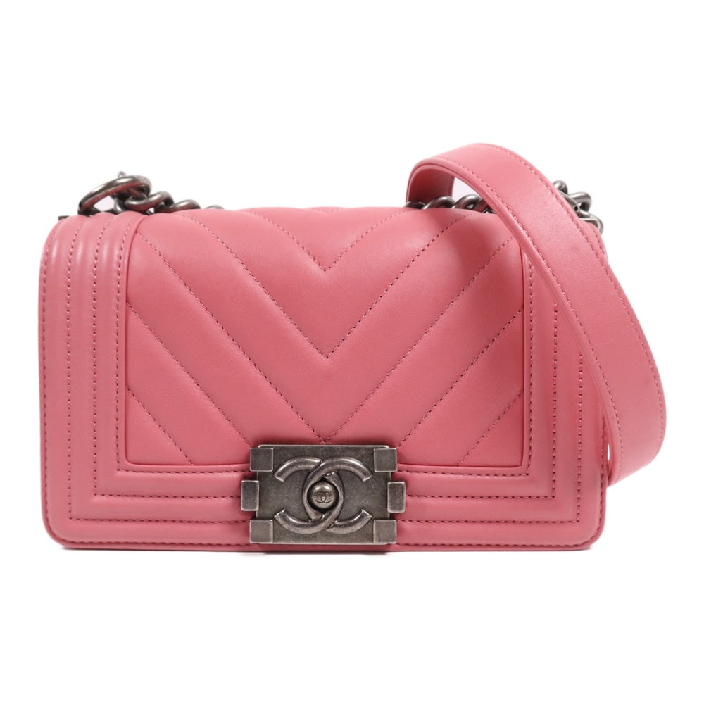 Chanel Boy 20 Chain Pink: Pink lambskin chain shoulder bag. Includes storage bag hologram and guarantee. 20 x 12 x 5 cm.