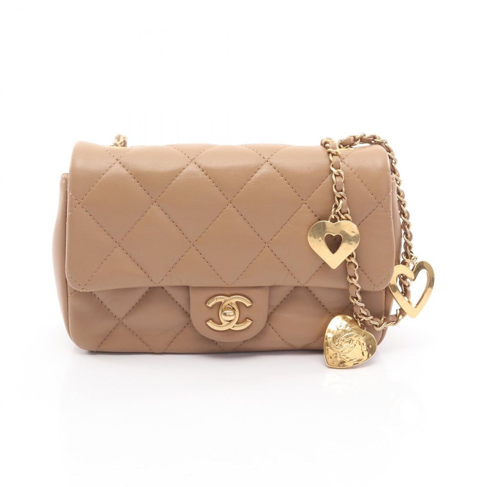 Chanel Mini Matelasse Beige: Beige lambskin mini chain shoulder bag with gold hardware. 20 x 13 x 6 cm.