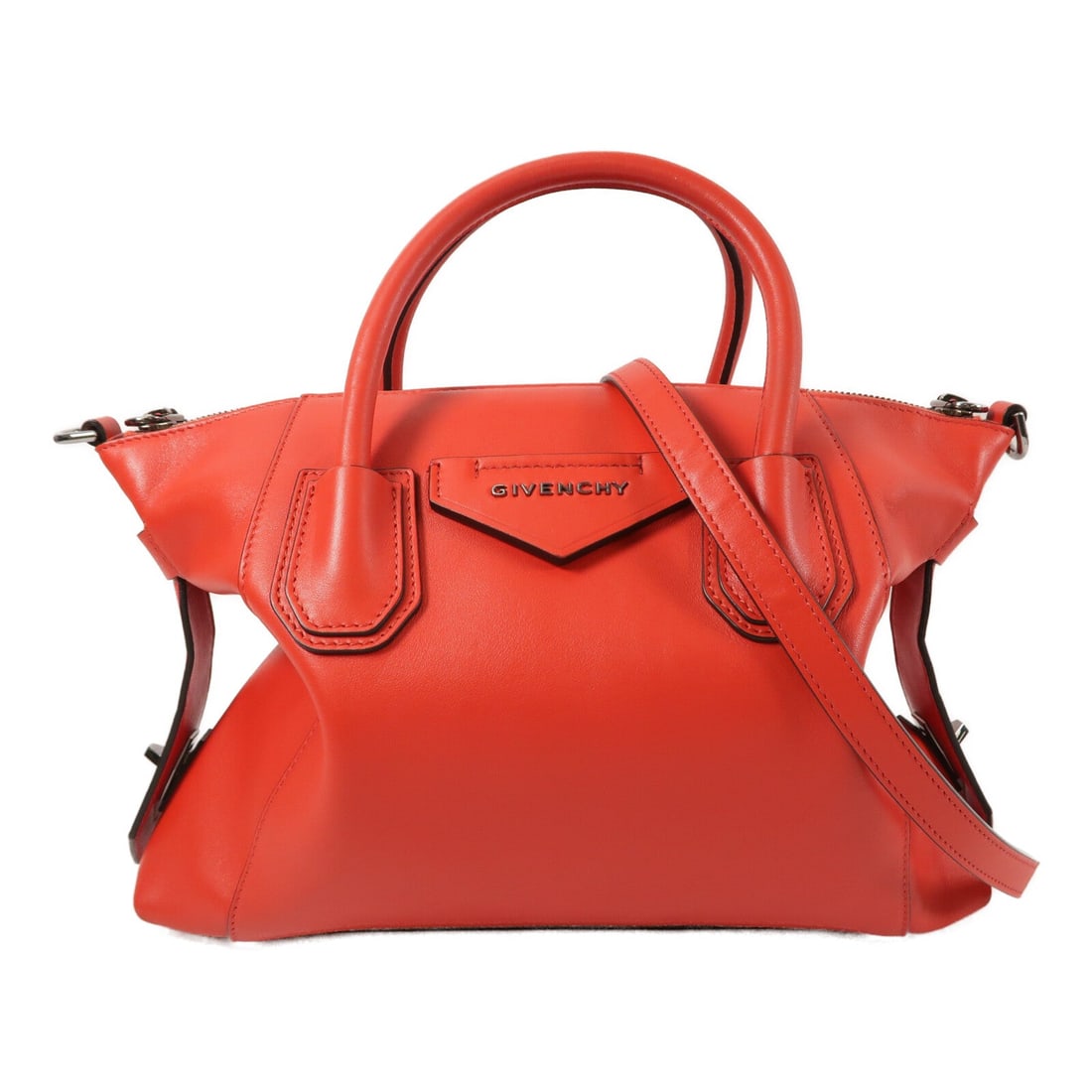 Givenchy Antigona Soft 2WAY Red: Authentic and authenticated Givenchy Antigona Soft 2 Way shoulder bag in red calfskin. Product no. EF G0290. Approx. 34W x 25H x 7D cm with 31 cm handle and 102-117 cm strap. Includes shoulder strap.