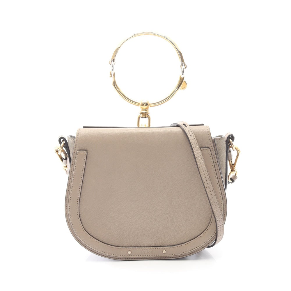 Chloe Nil Medium 2Way Beige: Chloe Nil Medium Bracelet Handbag 2Way. Color: Gray Beige. Material: Leather. Size: 19/24 X 20 X 7.5 Cm. Handle: 17 Cm. Strap: 104-119 Cm. Includes: Shoulder Strap.