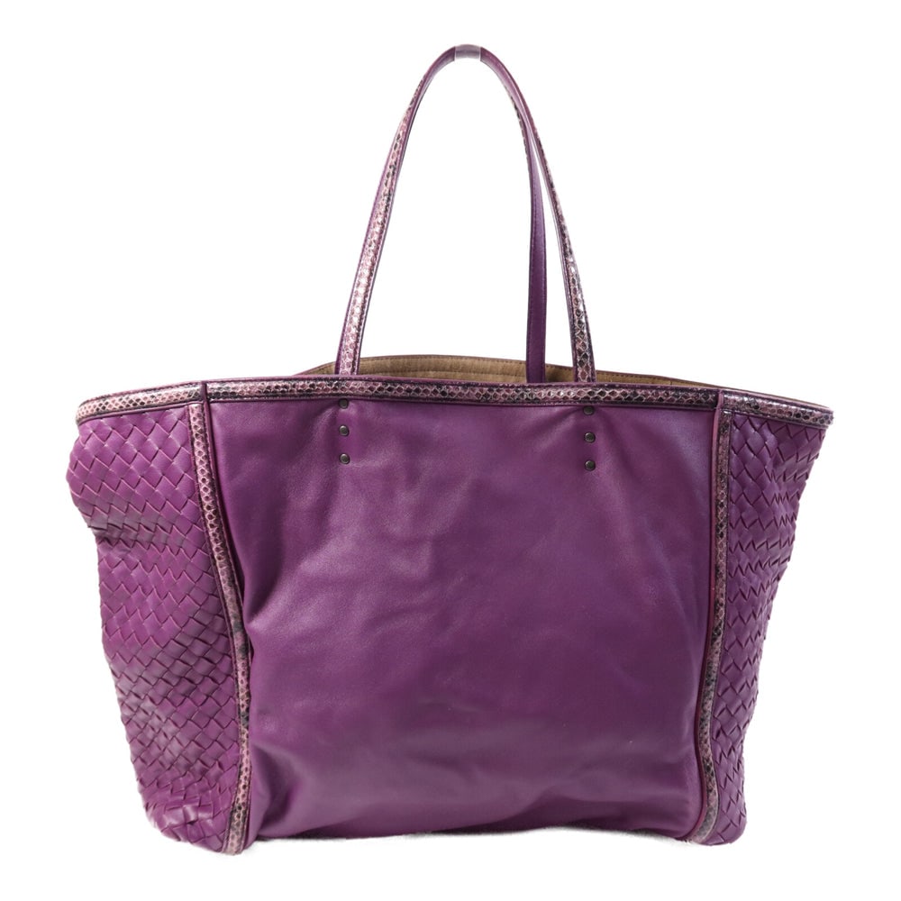 Bottega Exotic Tote Purple: Bottega Veneta Tote Bag. Color: Purple / Purple. Material: Lambskin, Exotic Leather. Size: 39 X 31 X 14 Cm. Handle: 44 Cm. Includes: Storage Bags.