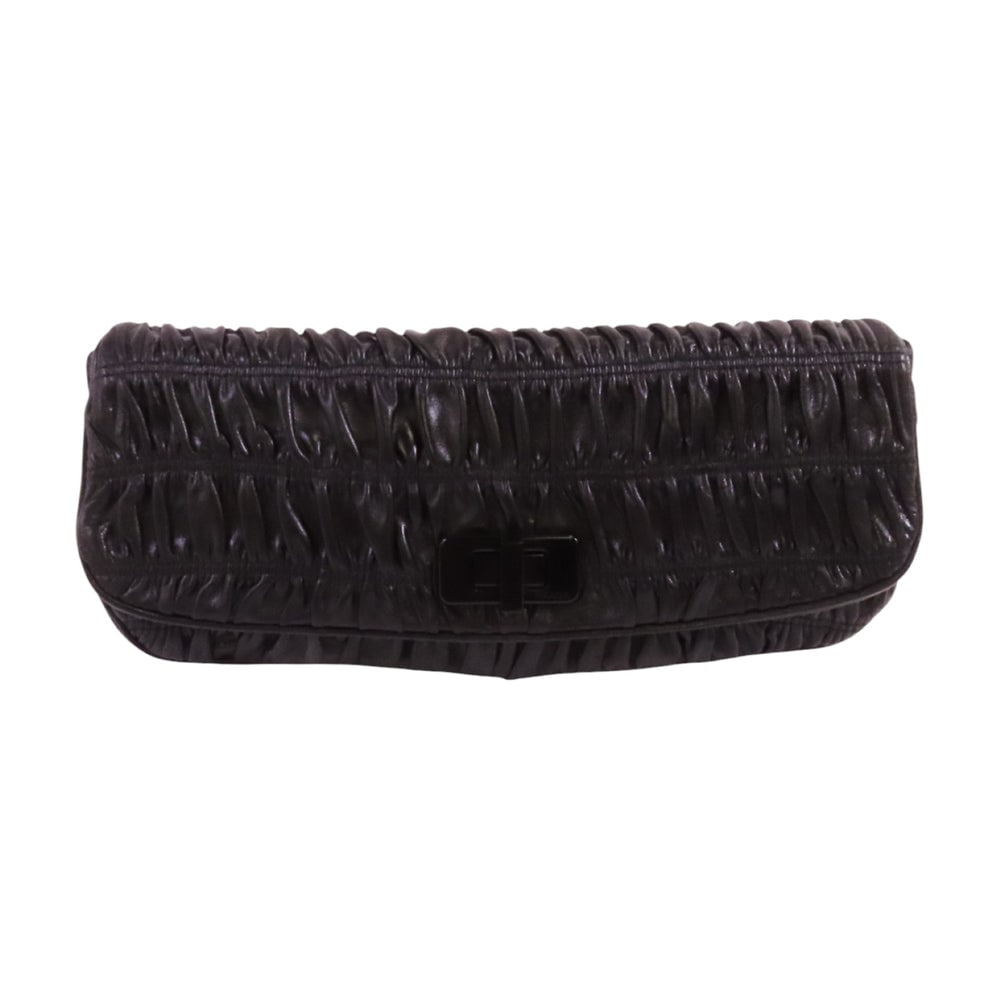 Prada Capretto Graufre Clutch Black: Authenticated genuine Prada Capretto Graufre clutch handbag in black calfskin leather. Includes guarantee. Approx. W29.5 x H13 x D6 cm. Model BP0483.