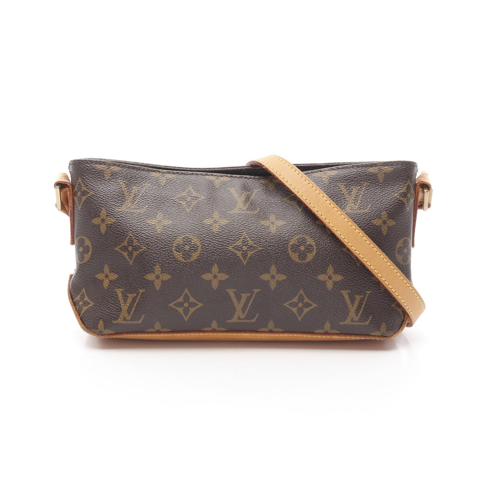 Louis Vuitton Trotteur Monogram Shoulder Bag: Authentic and authenticated Louis Vuitton Trotteur shoulder bag in brown Monogram PVC leather. Model M51240, product AR0053. H12 x W25/22 x D7 cm with 107-119 cm strap. No accessories.