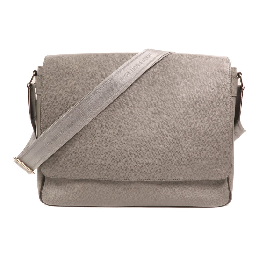 LV Roman GM Taiga Shoulder Bag: Authentic and authenticated Louis Vuitton Roman GM shoulder bag in gray Taiga calfskin. Product FO4180. Approx. 37 x 28 x 11 cm with adjustable shoulder 88-128 cm. No accessories.