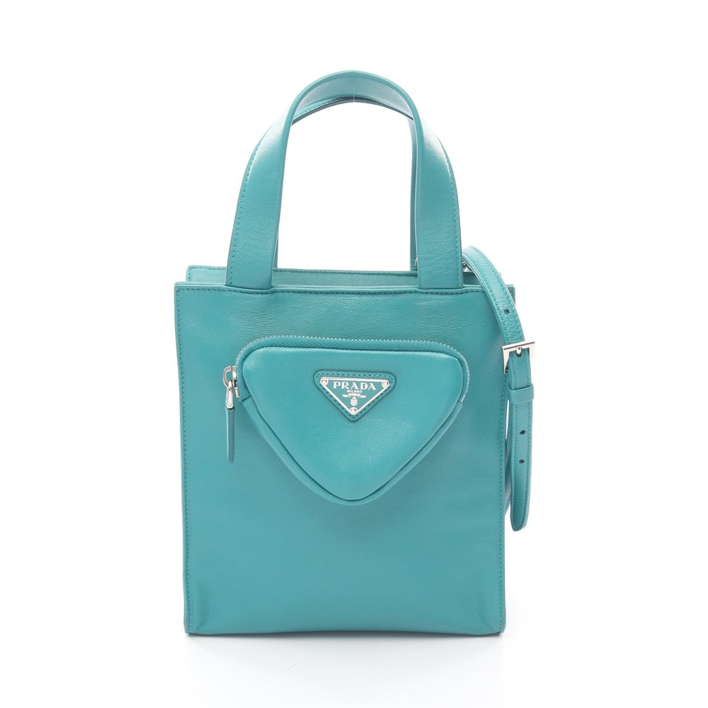 Prada Nappa Emerald Green 2Way: Authentic and authenticated Prada Nappa 2WAY handbag in emerald green leather. Model 1BG418. Includes shoulder strap and guarantee card. Approx. 21 x 19 x 7 cm, handle 30 cm.
