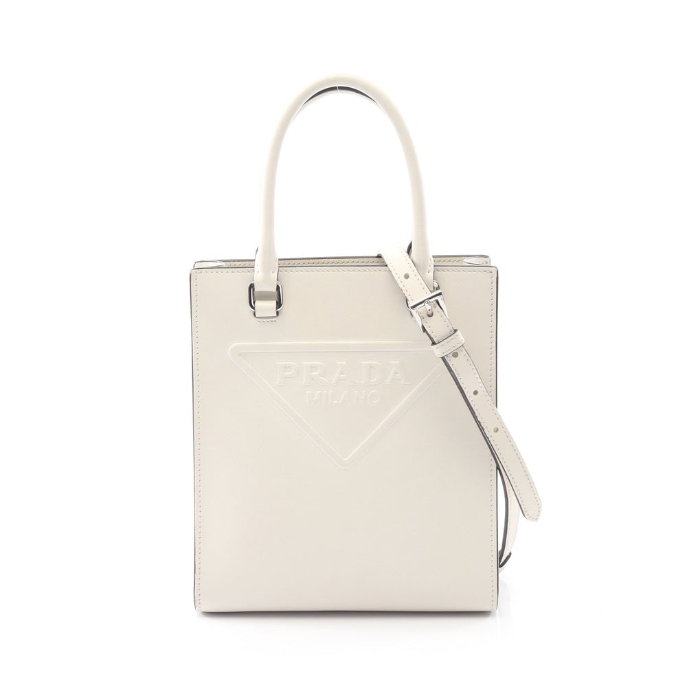 Prada Embossed Logo 2Way Bag: Authentic and authenticated Prada embossed logo 2WAY handbag in white leather. Model 1BA333. Includes shoulder strap. Approx. 18.5 x 16.5 x 6 cm, handle 26 cm.