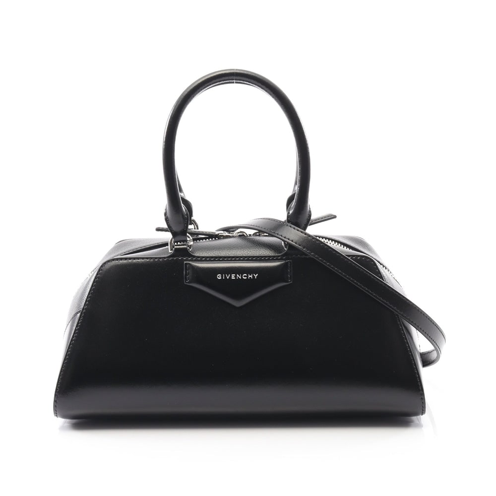 Givenchy Antigona East-West Small Black: Black leather Givenchy Antigona East-West Small 2-way handbag with storage bags and shoulder strap. Approx. 28 x 12 x 14 cm. Model BB5130B2B2001. Authentic and authenticated.