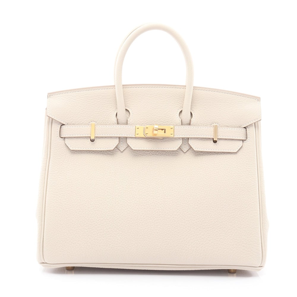 Hermes Birkin 25 Ivory: Ivory togo handbag with gold hardware. Includes padlock keys and crochet. 25 x 20 x 13 cm.