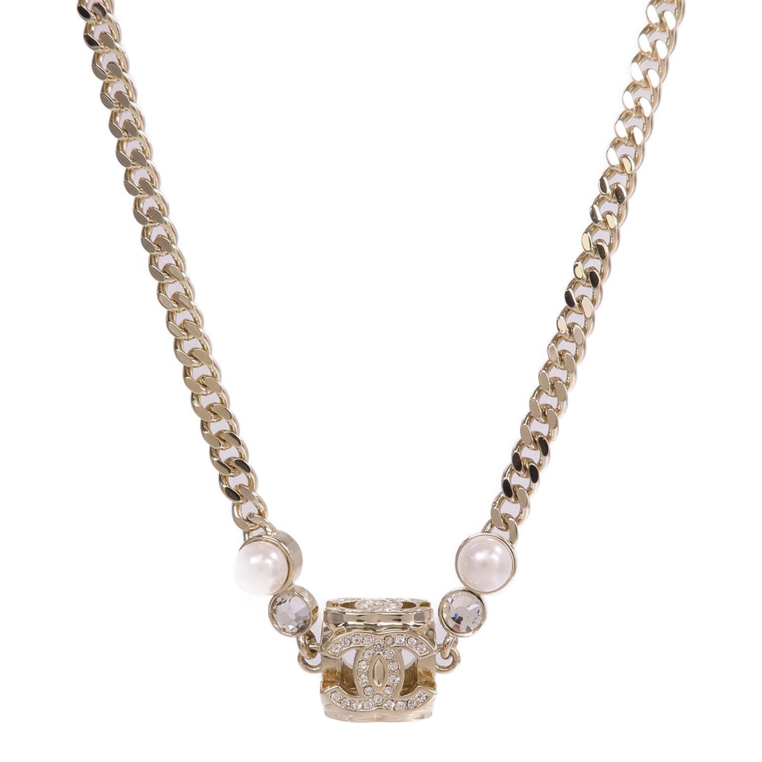 Chanel CC Metal Gold Necklace: CC necklace in gold tone metal.
