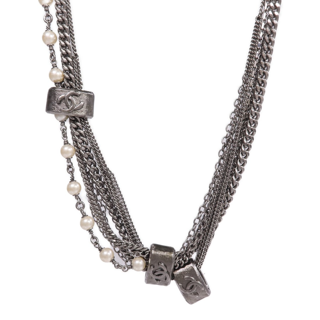 Chanel CC Metal Silver Necklace: CC necklace in silver tone metal.