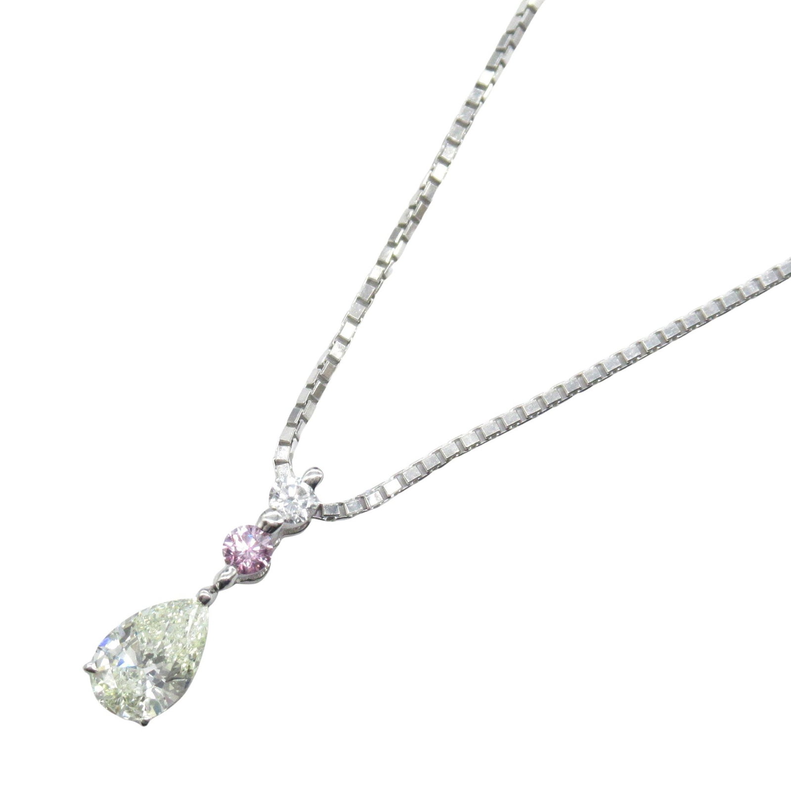 Diamond Necklace Platinum White Gold: Diamond necklace in PT900 and K18 white gold with clear light yellow and pink tone.