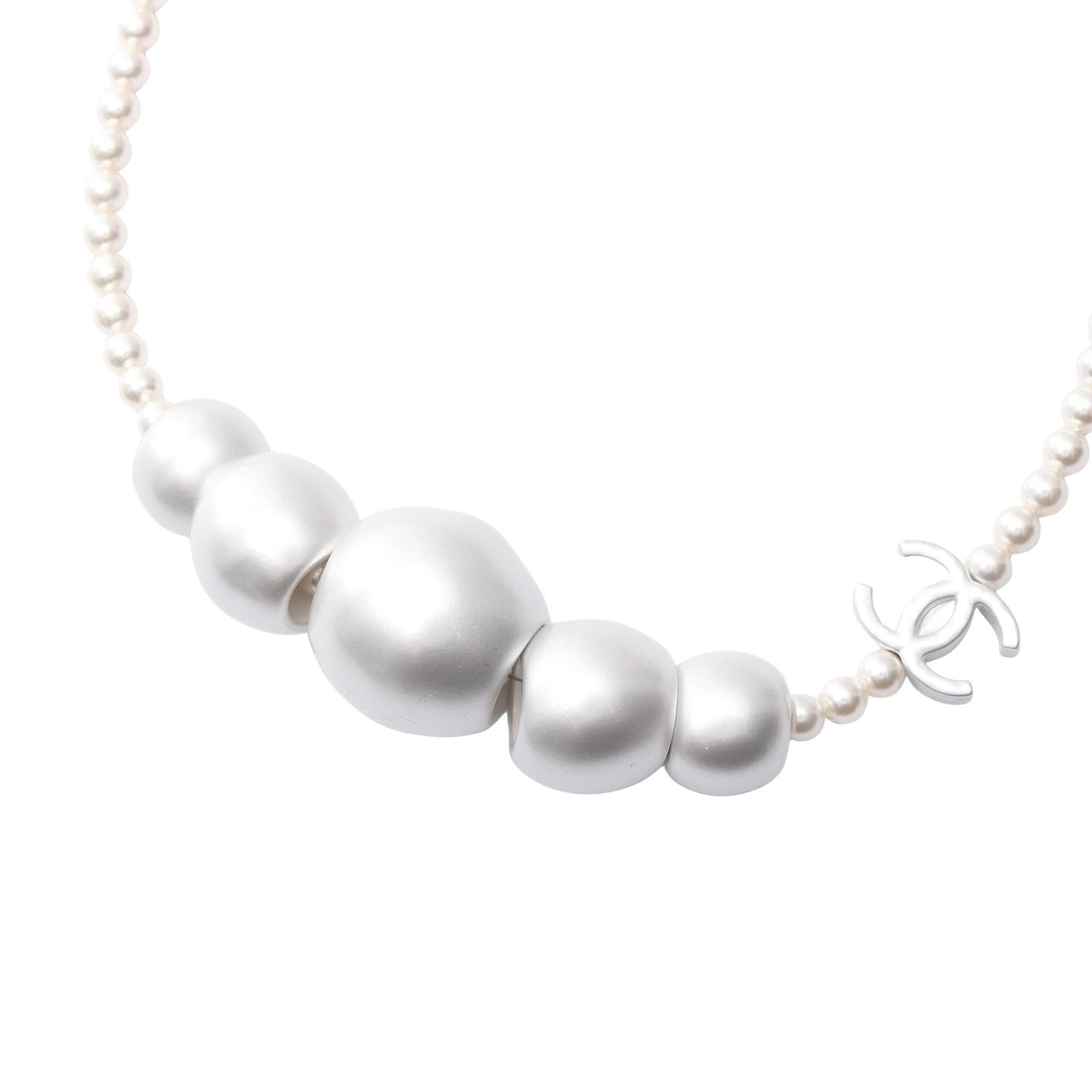 Chanel Coco Mark Pearl Silver: Coco Mark necklace with fake pearl in silver and off white tone.
