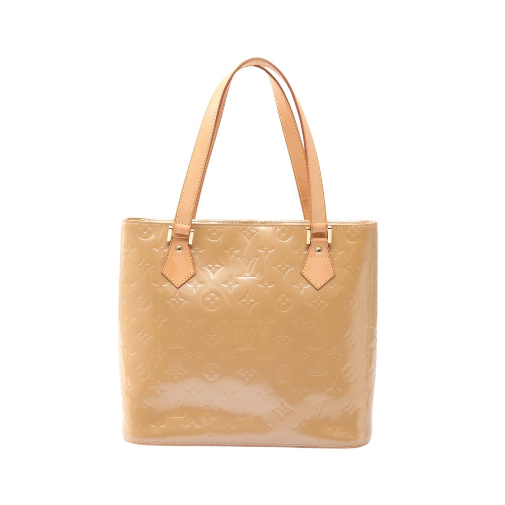 LV Houston Vernis Noisette Bag: Authentic and authenticated Louis Vuitton Houston Monogram Vernis Noisette handbag in beige leather. Model M91340, product no. LM0095. Approx. 25H x 30/28W x 14D cm with 48 cm handle.