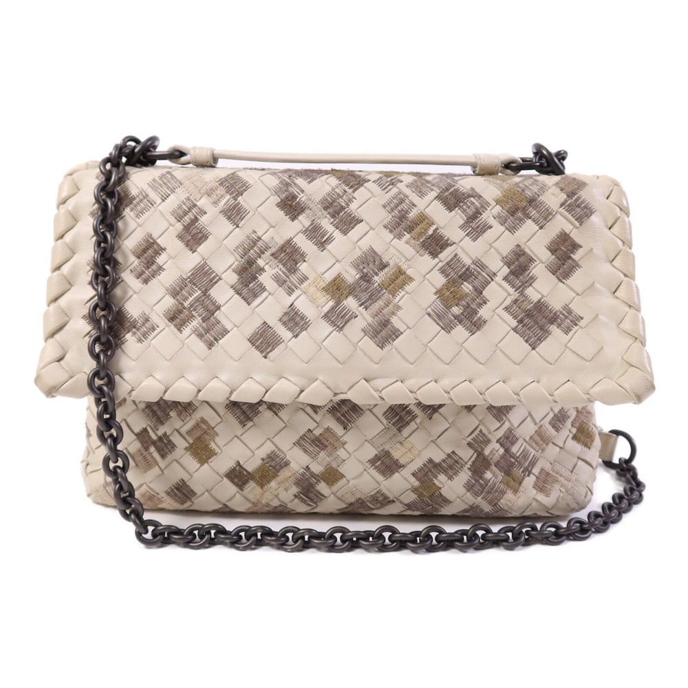 Bottega Veneta White Shoulder Bag: Authenticated genuine Bottega Veneta shoulder bag in white calfskin leather. Product no. BO6312464S. Approx. W24.5 x H19 cm; shoulder adjusts from 84 to 137 cm. No accessories listed.