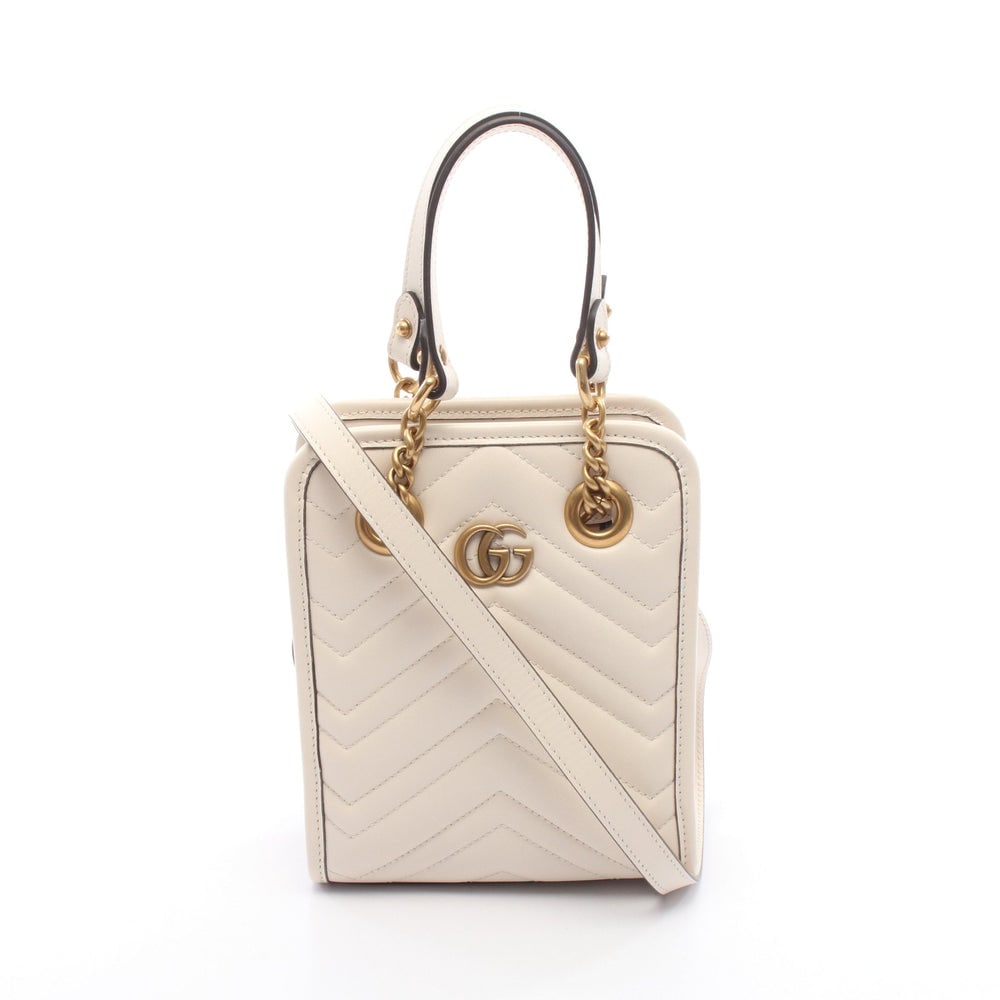 Gucci GG Marmont Chain 2Way White: Authenticated genuine Gucci GG Marmont chain handbag in white leather, model 696123. Includes shoulder strap. Approx. H19 x W15.5 x D7.5 cm with 112 cm strap and 34 cm handle.