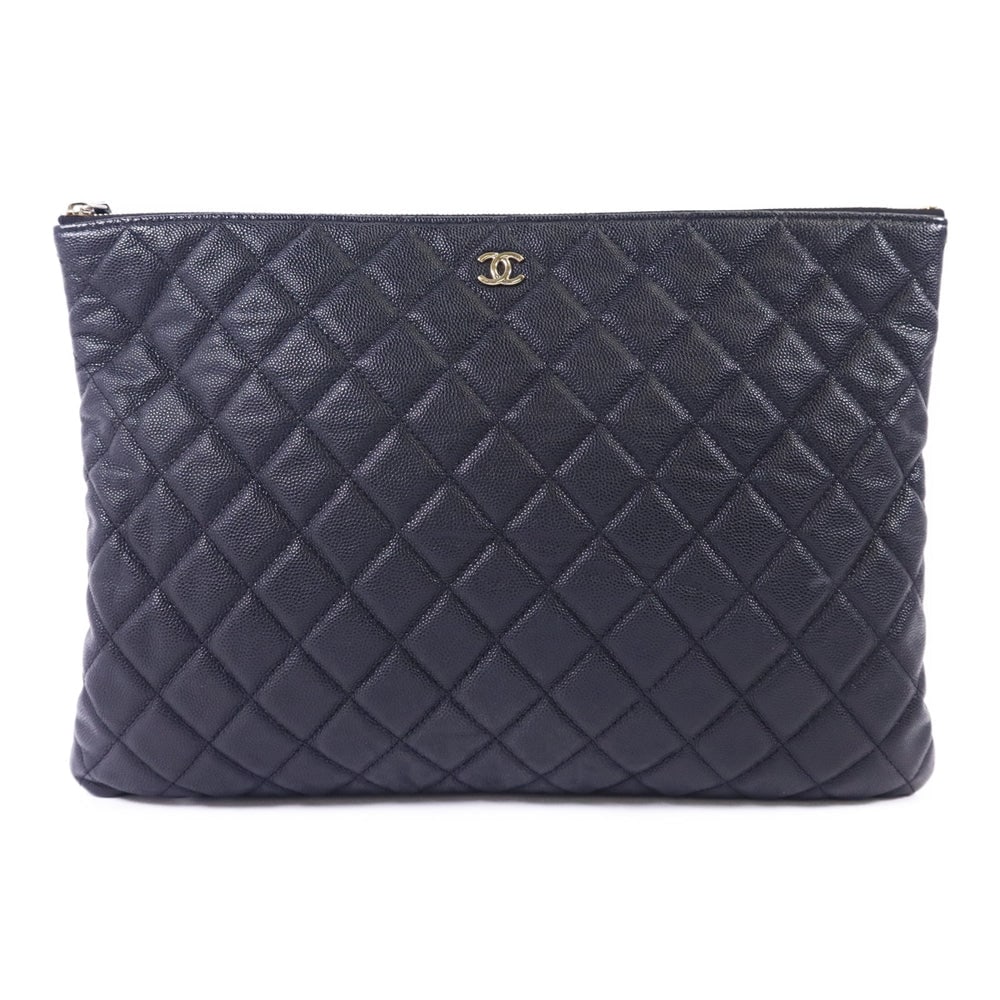 Chanel CC Calfskin Pouch Black: Authentic and authenticated Chanel CC pouch in black calfskin leather. Product 23021402. Includes hologram sticker and guarantee. W34 x H24 x D1.5 cm.
