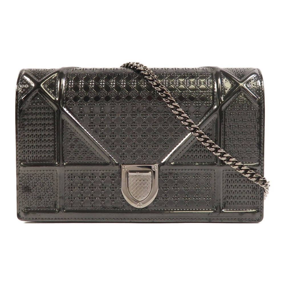 Dior Diorama Chain Shoulder Bag: Authentic and authenticated Dior Diorama chain shoulder bag in metallic silver leather. Product 08.BO-0198. Includes storage bags. Approx. 19 x 12.5 x 3 cm with 120 cm shoulder.
