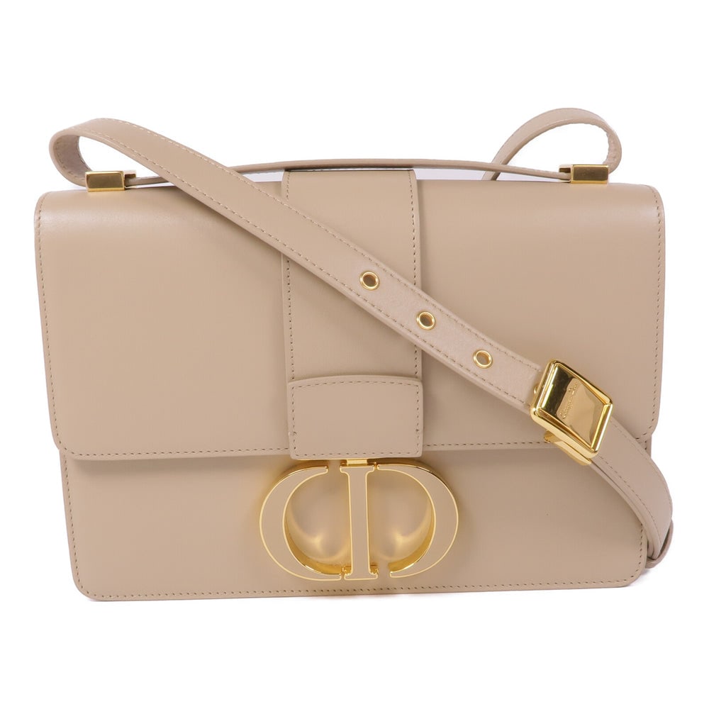 Dior 30 Montaigne Beige: Beige calfskin shoulder bag with GHW; includes storage bag and guarantee; W24 x H16 x D6 cm; strap 100-110 cm. Authentic and authenticated.