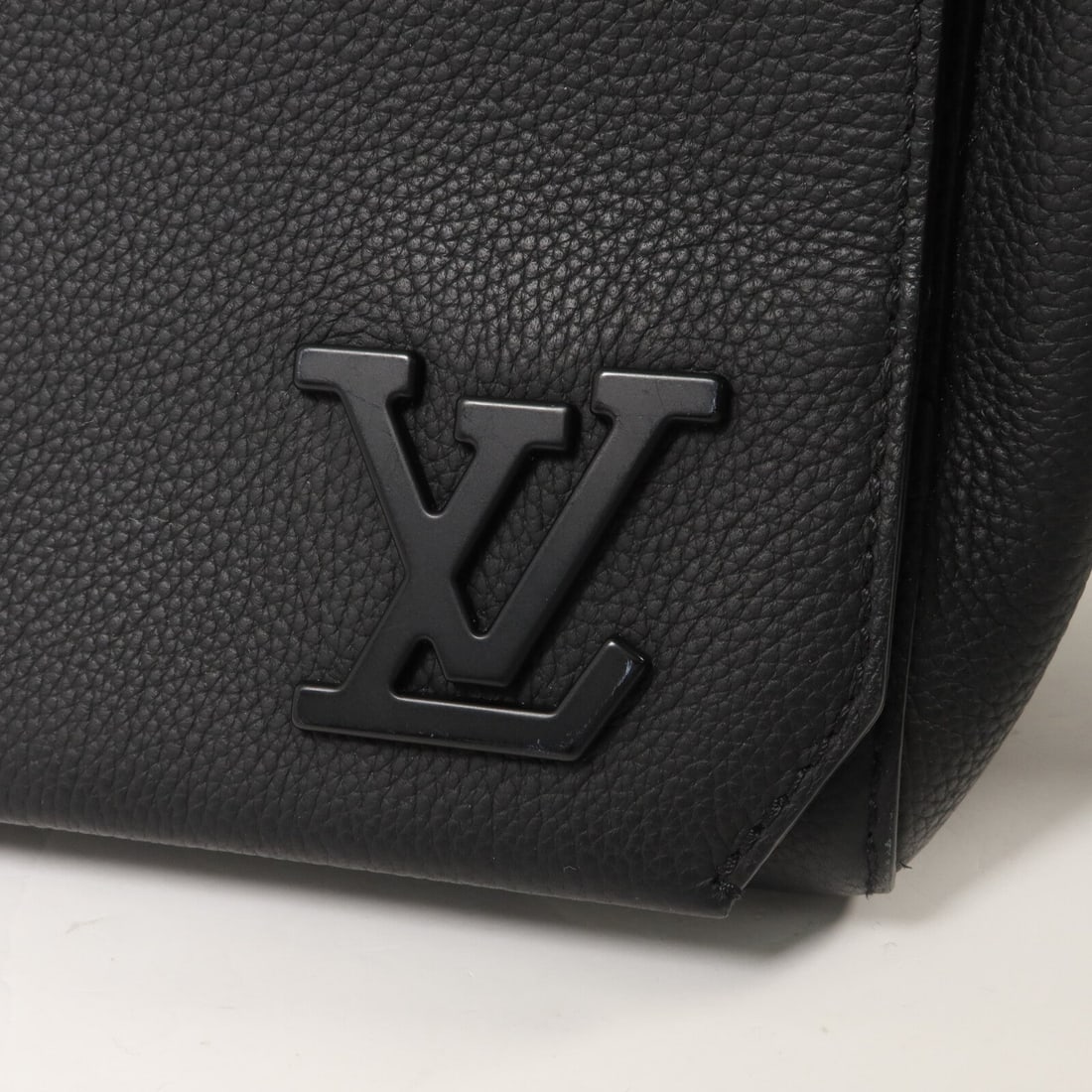 LV Takeoff Messenger Black - 8