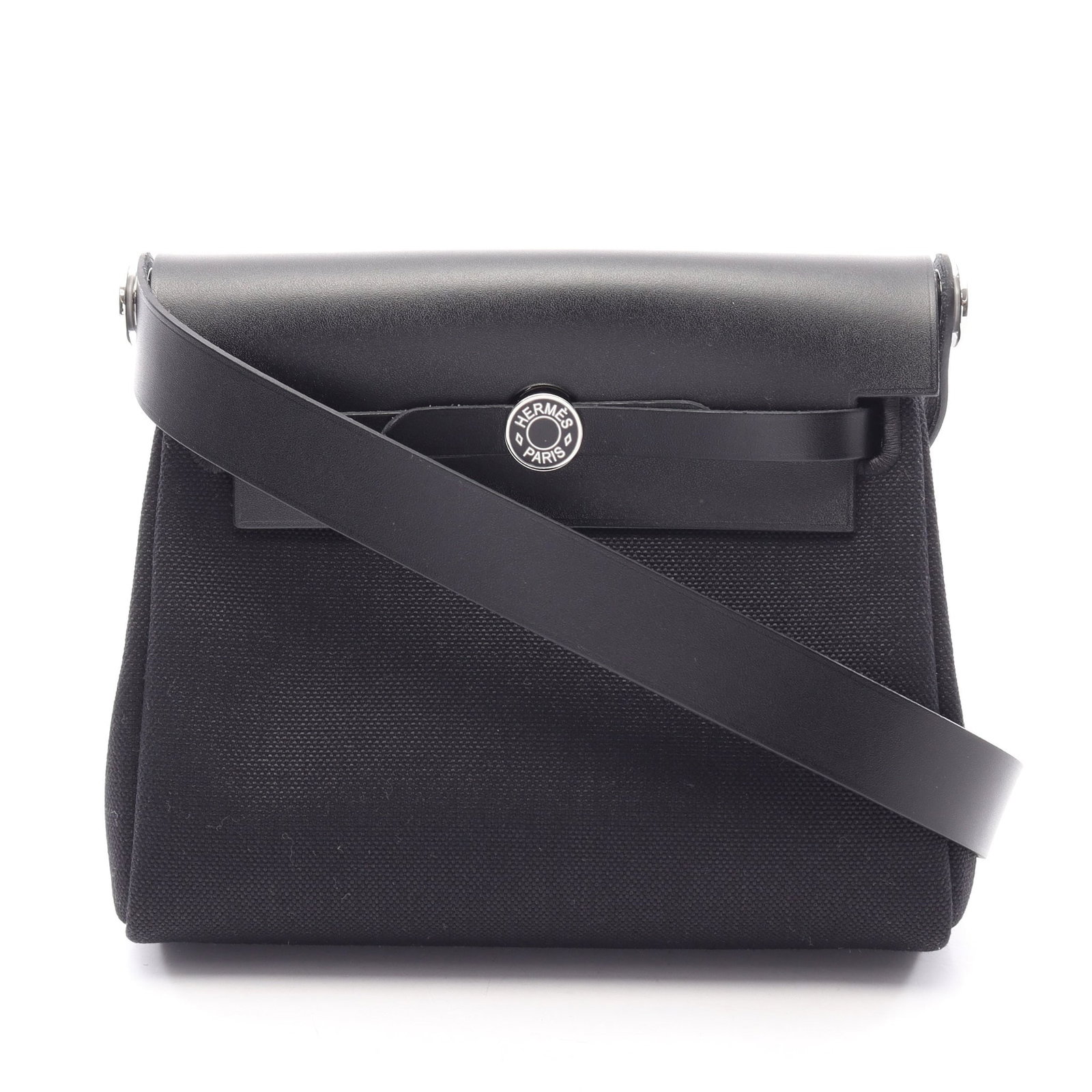Hermes Airbag Zip Mini Black: Authentic and authenticated Hermes Airbag Zip Mini shoulder bag in black Toile military Vache hunter with silver hardware. Approx. 16H x 19/20W x 7D cm with 103 cm strap. Includes stopper, box, and