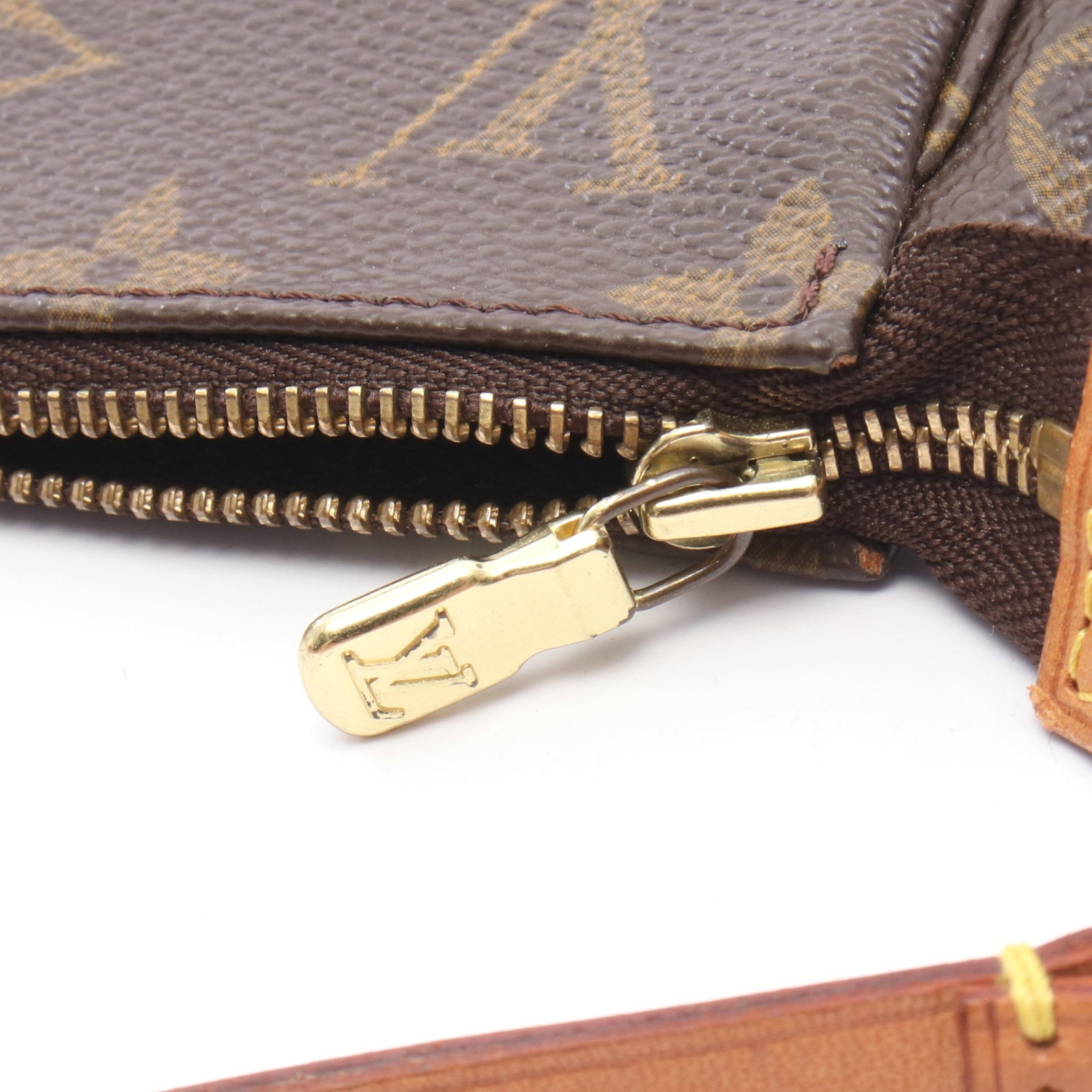 Louis Vuitton Pochette Accessoires: Pochette Accessoires handbag in brown Monogram canvas. Size 21 x 13 x 3 cm.